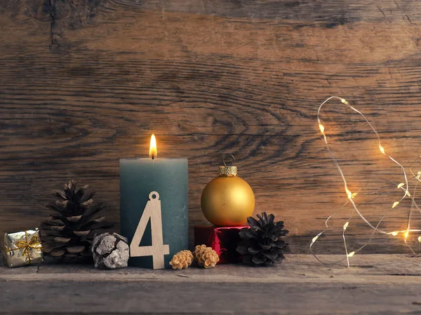 Свічка Четвертого Адвенту Опіки Соснові Шишки Різдвяні Прикраси Дереві Різдвяними — стокове фото