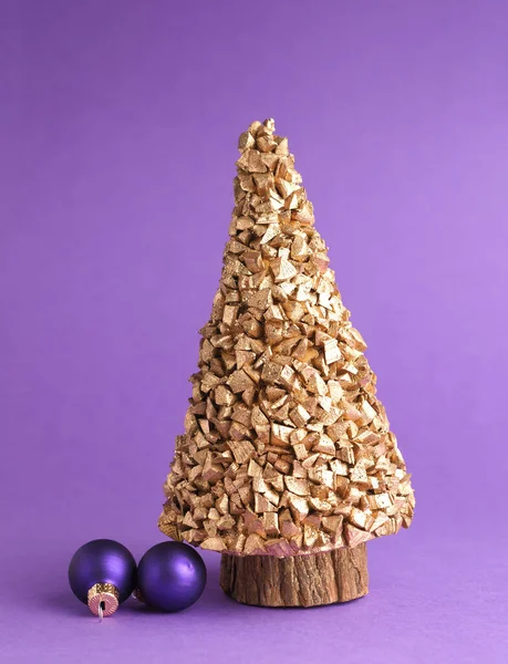 Фіолетові Старовинні Різдвяні Сукні Золотистою Формою Дерева Фіолетовому Фоні Пробілом — стокове фото