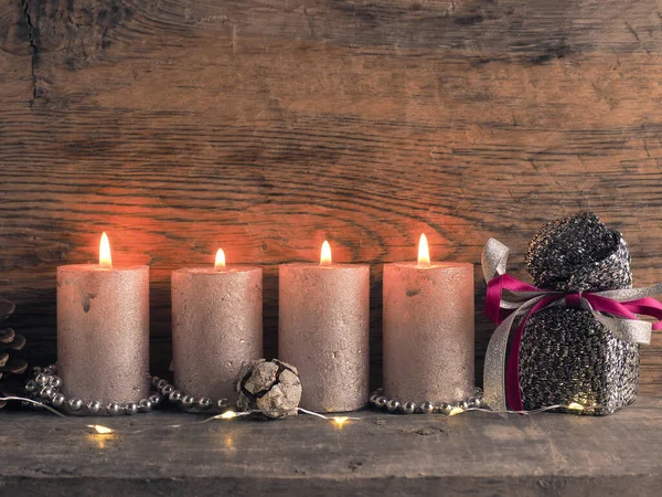 Svíčka Čtvrtého Adventního Popáleniny Borové Šišky Vánoční Ozdoby Dřevě Vánočními — Stock fotografie