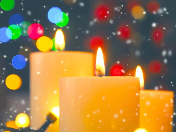 Drei Brennende Adventskerzen Mit Verschwommenem Weihnachtslicht Wunderschöner Romantischer Weihnachtlicher Hintergrund — Stockfoto