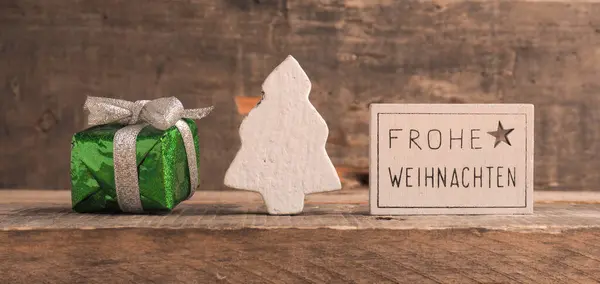 Frohe Weihnachten Een Klein Bordje Duitse Vrolijk Kerstfeest Met Decoratie — Stockfoto