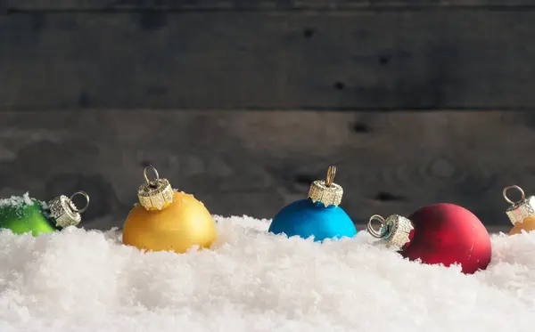 Coloridas Bolas Navidad Vintage Nieve Fondo Madera Con Espacio Para —  Fotos de Stock