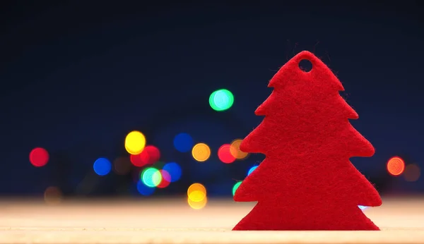 Close Uma Forma Árvore Natal Feltro Vermelho Nas Luzes Natal — Fotografia de Stock