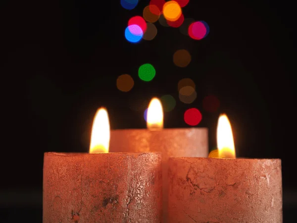 Drei Adventskerzen Brennen Mit Weihnachtsbeleuchtung Und Platz Für Text — Stockfoto