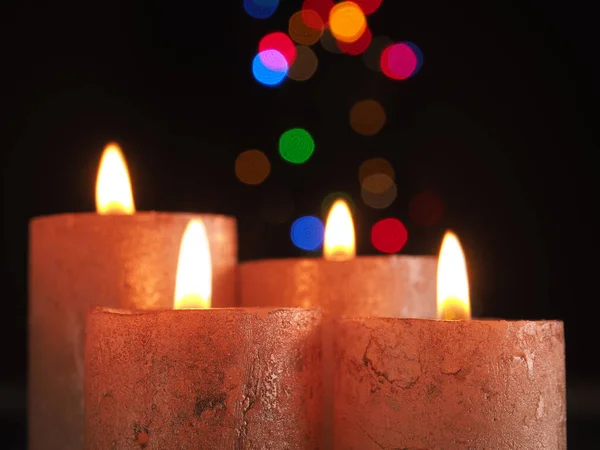Cztery Płonące Świece Adwentowe Lampkami Bożonarodzeniowymi Bokeh Miejsce Tekst — Zdjęcie stockowe