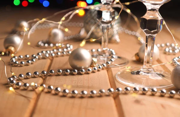 Ahşap Bir Masada Iki Bardak Şampanya Noel Yeni Yıl Konsepti — Stok fotoğraf