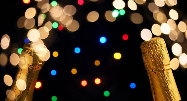 Yılbaşı Işıklarıyla Renklendirilmiş Iki Şişe Şampanya Yeni Yıl Konsepti — Stok fotoğraf