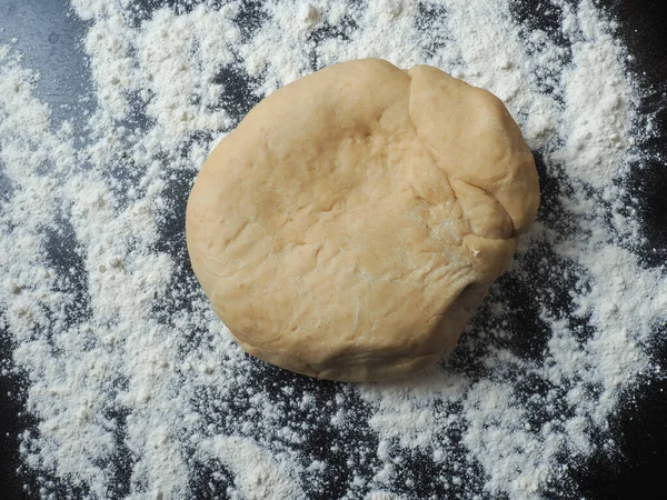 キッチンカウンターの上に小麦粉と新鮮な酵母生地 — ストック写真