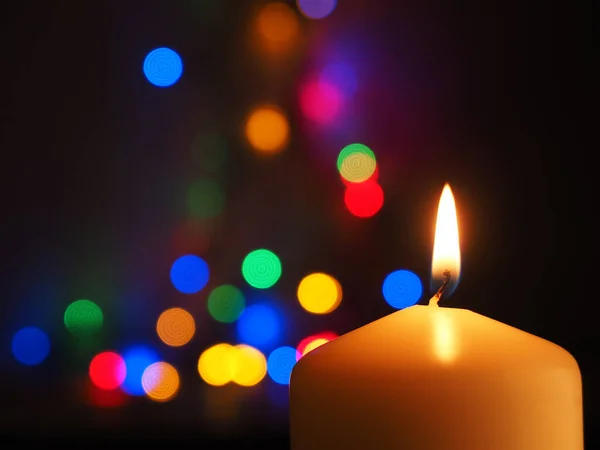 Uma Vela Branca Está Queimando Com Luzes Coloridas Natal Bokeh — Fotografia de Stock