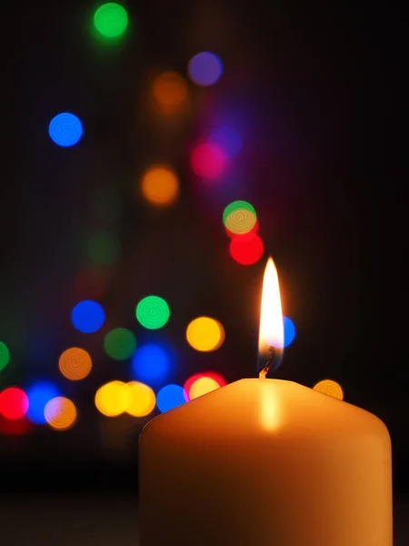 Uma Vela Branca Está Queimando Com Luzes Coloridas Natal Bokeh — Fotografia de Stock