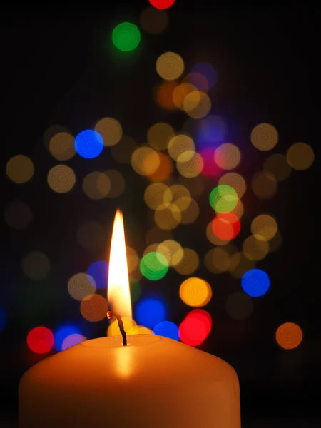 Biała Świeca Płonie Kolorowymi Lampkami Bożonarodzeniowymi Bokeh Tle Miejsce Tekst — Zdjęcie stockowe