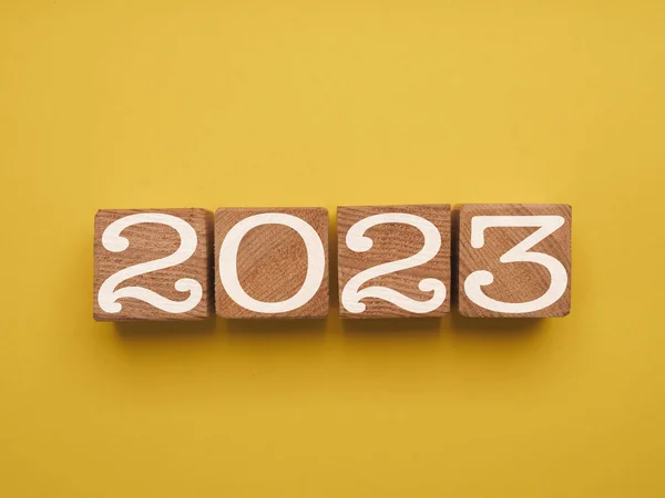 Cubos Madera Con Número Año 2023 Sobre Fondo Amarillo Concepto — Foto de Stock