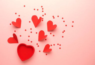 Kırmızı kalp pembe arka planda şekillenir, düğün ya da sevgililer günü konsepti, aşk sembolü