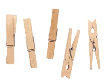 Beyaz arkaplandaki ahşap mandalları kapat, kavramı birleştir veya bir arada tut