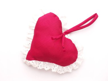 Kırmızı kumaş kalp şekli, aşk sembolü, yakın çekim stüdyo çekimi, Sevgililer Günü veya düğün objesi