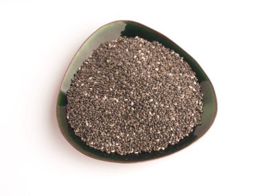 Beyaz arka planda lezzetli organik chia tohumları, sağlıklı gıda konsepti, süper yiyecek.