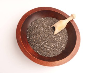 Tahta bir kasede lezzetli organik chia tohumları, beyaz arka plan, sağlıklı gıda konsepti, süper yiyecekler.