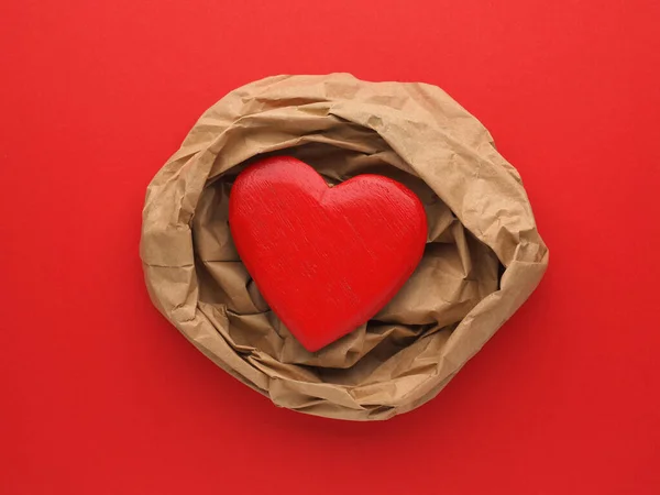 Decoración Corazón Madera Sobre Papel Beige Arrugado Fondo Papel Rojo — Foto de Stock