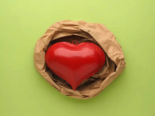 Decoración Corazón Metal Rojo Sobre Papel Beige Arrugado Fondo Papel — Foto de Stock