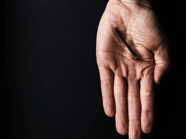 Hand Mit Einem Alten Rostigen Nagel Symbolisiert Die Kreuzigung Jesu — Stockfoto