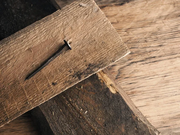 古い錆びた釘で木製の十字架はイエスの十字架を象徴しています テキストフリースペースとイースターの概念 — ストック写真