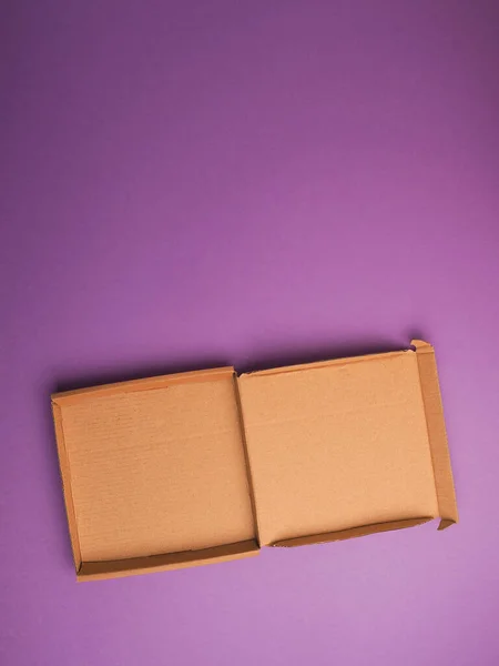 フードテンプレートとして使用する紫のスタジオの背景にある環境に優しいピザボックス — ストック写真
