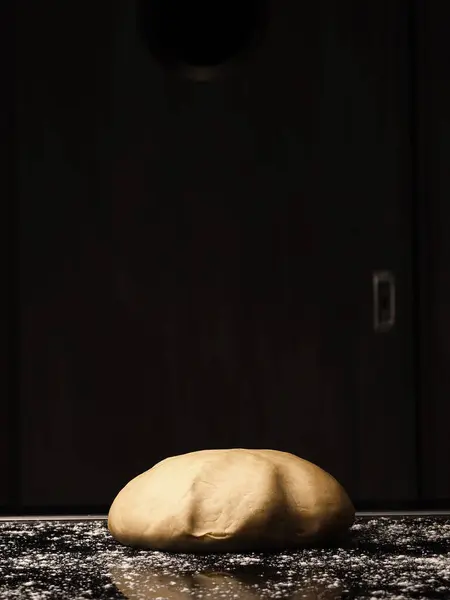 Floured Organic Yeast Dough Lies Kitchen Work Surface Dough Ball — Stock Photo, Image