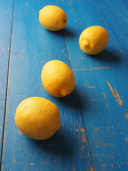 Quattro Frutti Limone Biologici Freschi Tavolo Legno Cibo Sano Concetto — Foto Stock