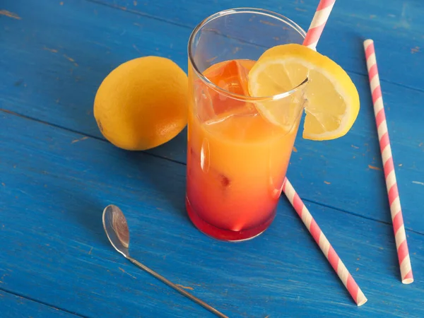 不含酒精的鸡尾酒 配上橙汁 柠檬汁和冰糖蜜 配上木制底色的夏季美酒 — 图库照片