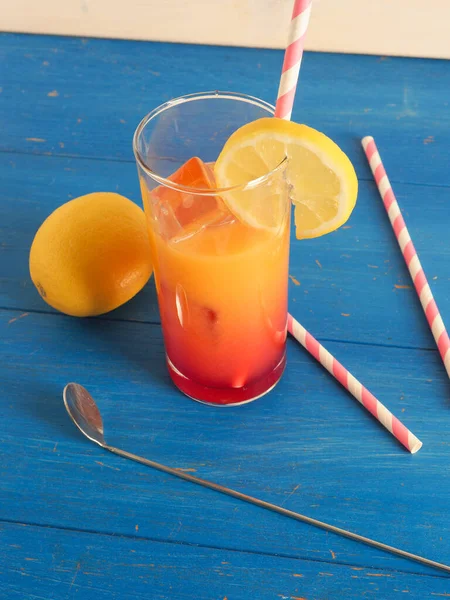 不含酒精的鸡尾酒 配上橙汁 柠檬汁和冰糖蜜 配上木制底色的夏季美酒 — 图库照片