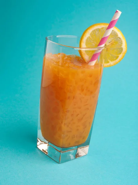 Cóctel Sin Alcohol Con Zumo Naranja Limón Sobre Hielo Picado —  Fotos de Stock