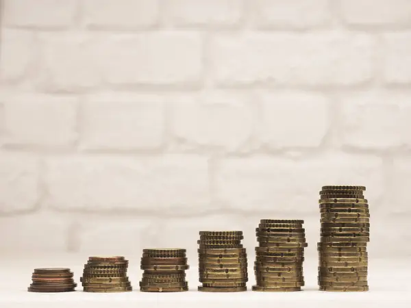 Gestapelte Münzen Auf Einem Tisch Sparkonzept Finanzwachstum Platz Für Ihren — Stockfoto