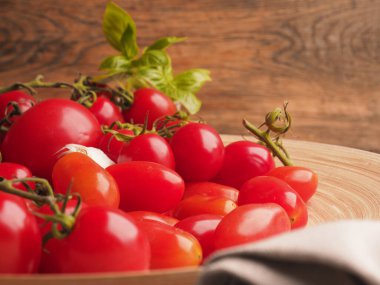 Tahta masadaki taze organik domatesler. Metnin için yer var. Sağlıklı yiyecekler.