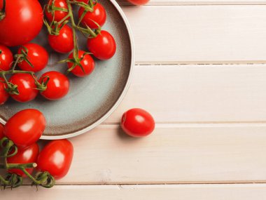 Tahta masadaki taze organik domatesler. Metnin için yer var. Sağlıklı yiyecekler.