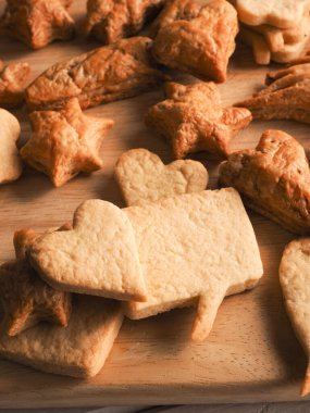 Tahta bir masada lezzetli Noel kurabiyeleri, tatlı mevsimlik yemekler, Noel pastanesi.