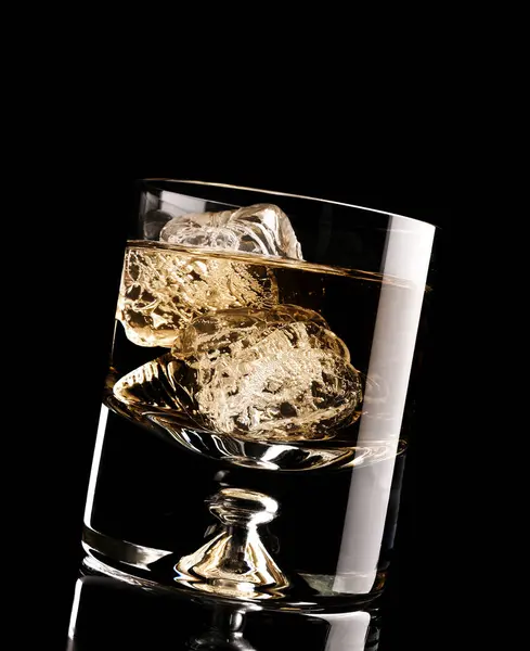 Szklanka Whisky Czarnym Tle Luksusowy Napój Miejscem Tekst — Zdjęcie stockowe