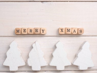 Küçük tahta bloklar Mutlu Xmas ve ahşap bir masa üzerinde beyaz ahşap Noel ağacı