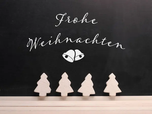 Chalkboard Com Inscrição Alemã Feliz Natal Formas Árvores Arborizadas Decorativas — Fotografia de Stock