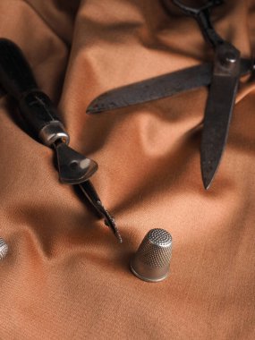 Şık bir kumaş, el yapımı konsept ve imalat arka planında kullanılmış çatal bıçakları kapatın.