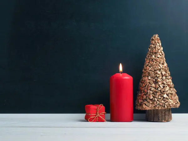 チョークボード 季節や休日の背景にクリスマスの装飾で燃える最初のアドベントキャンドル — ストック写真