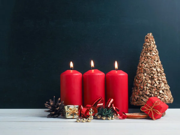 チョークボード 季節や休日の背景にクリスマスの装飾で燃える3番目のアドベントキャンドル — ストック写真