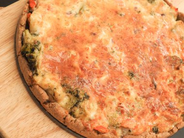 Mutfaktaki kesme tahtasındaki lezzetli organik sebzeli kiş sağlıklı beslenme ya da diyet konsepti, vejetaryen yiyecekler.