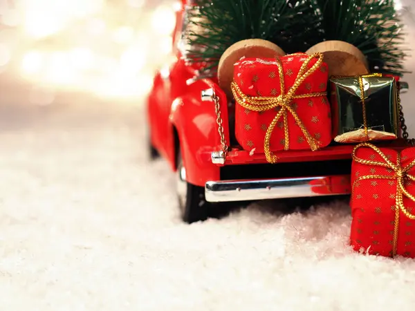 Красный Рождественский Грузовик Елками Подарочные Коробки Снегу Избирательный Фокус Переднем — стоковое фото