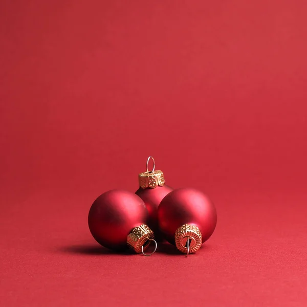 Drie Rode Vintage Kerstballen Een Rode Achtergrond Met Ruimte Voor — Stockfoto