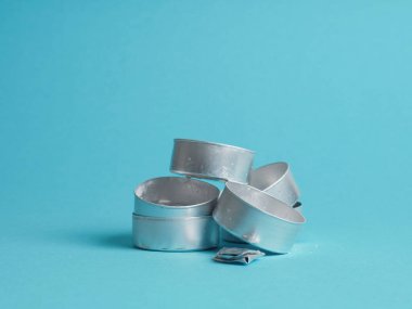 Mavi arka planda alüminyum geri dönüşüm kavramı