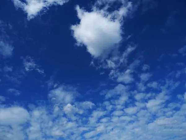Mooie Wolkenvormen Een Blauwe Zomerhemel Met Als Natuurlijke Achtergrond — Stockfoto