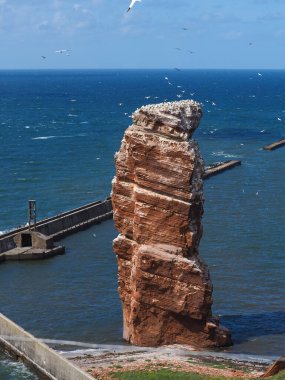 Lange Anna ya da Uzun Anna, 47 metre yüksekliğindeki Buntsandstein yığını Kuzey Denizi adası Heligoland, Almanya.