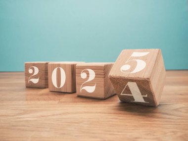 2025 yılının ahşap blokları mavi arka plan, yeni yıl konsepti, mevsimlik Noel zamanı