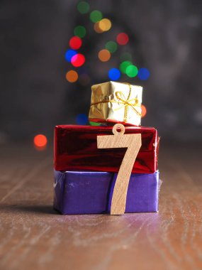 Bulanık Noel ışıkları üzerinde çam kozalağıyla 7 Aralık Tahta Bir numara