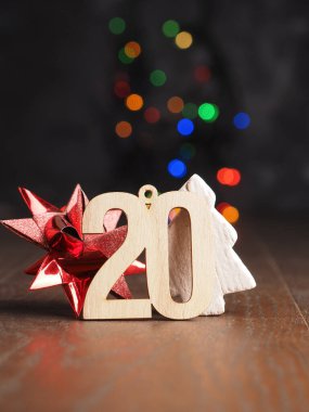 20 Aralık Tahta, 20 numara. Bulanık Noel ışıklarında kırmızı yıldız şeklinde.
